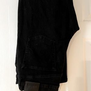Mens Lucky brand jeans. Waist is 34 and length is 32. Never been worn, black.